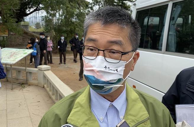 参访途中媒体向徐国勇提问「喜相逢」餐叙事件，徐国勇当场不客气的回说「这是胡乱爆料」。(于家麒摄)