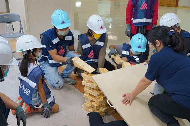 高雄医学大学附设中和纪念医院携手壮阔台湾联盟合办「后盾计画I Can Help」，教导民眾面对紧急意外事件时，该如何应变、止血与简易搜救等技能。（高雄医学大学附设中和纪念医院提供／杨舒婷高雄传真）