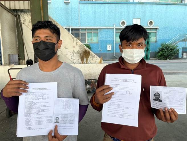 漁業署表示，船主與船員簽訂勞務契約，交付船員持有契約，每月最低工資550美元以上，透過勞動檢查，確認船主依規定履行，維護船員勞動權益。（漁業署提供）