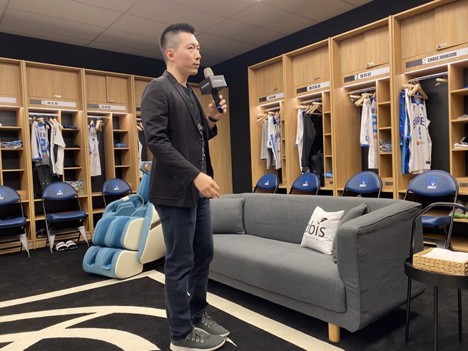勇士領隊蔡承儒親自介紹全新改造的主隊休息室。(黃及人攝)