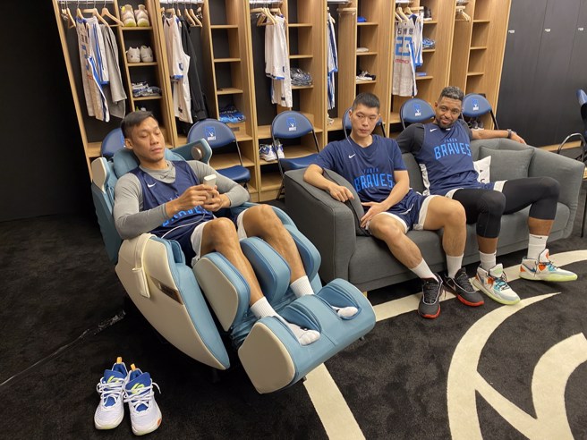 林志傑(左)已經等不及搶先感受按摩椅了。(黃及人攝)