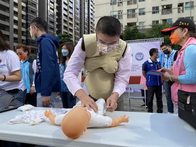 對於近年成為人父的謝國樑，換尿布完全難不倒他。（蔡明亘攝）