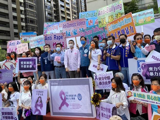 張善政表示，桃園家暴案件數逐年增加，家暴防治仍有努力空間，將來上任後會成立婦幼局，與其他局處合作執行防治家暴工作。（蔡明亘攝）