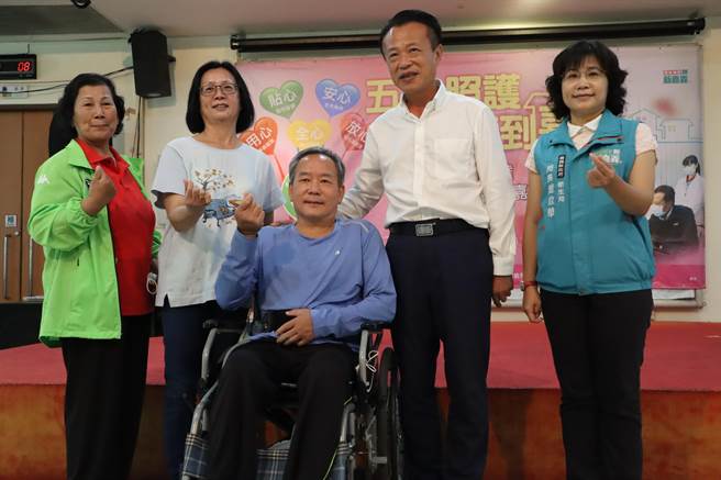 嘉义县卫生局今举办「五心照护服务到嘉」成果发表，脊椎损伤插尿管的吴先生也当面感谢嘉义县长翁章梁，为他们设想许多、做了许多。（吕妍庭摄）