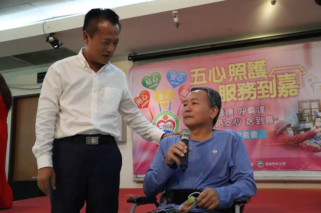 嘉义县卫生局今举办「五心照护服务到嘉」成果发表，脊椎损伤插尿管的吴先生也当面感谢嘉义县长翁章梁，为他们设想许多、做了许多。（吕妍庭摄）