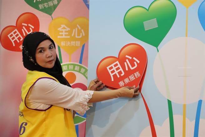 嘉义县卫生局今举办「五心照护服务到嘉」成果发表，接受训练的外籍看护也到场参与。（吕妍庭摄）