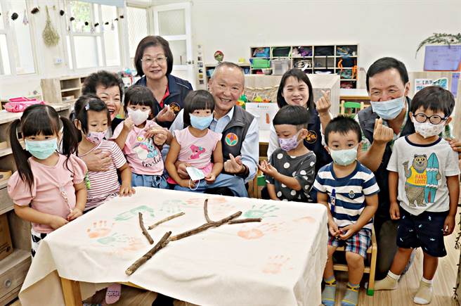 苗栗縣長徐耀昌上任8年積極推動公共幼兒園，新設公共化幼兒園38園、126班，提供3532個就讀名額。（苗栗縣政府提供／李京昇苗栗傳真）