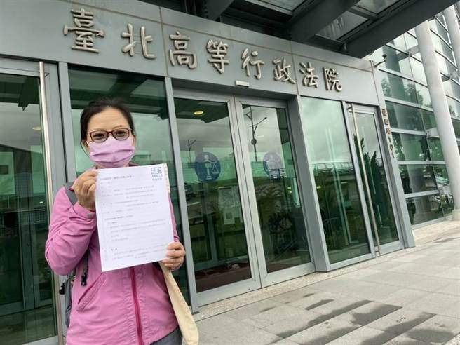 新北市新店区瑠公圳当地住户赖碧珍赴台北高等行政法院提起行政诉讼。（本报资料照片，赖碧珍提供）