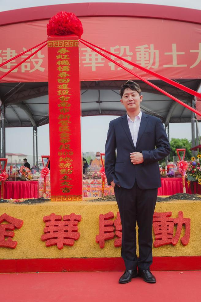 （春虹建设机构副董事长黄宗元3日表示，该公司10年前在进新营推案时，房价大约是每坪7万元。图／顏瑞田）