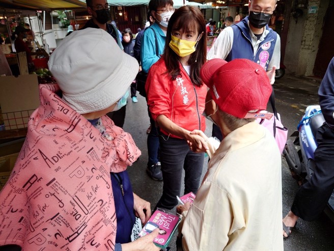 选战进入衝刺阶段，民进党台北市议员许淑华积极拜票，欢迎市民和她打招呼、拍照。（图／翻摄自许淑华脸书）