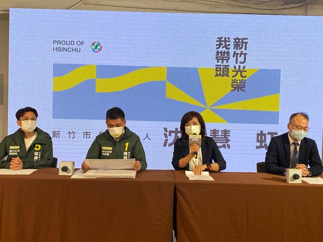 沈慧虹（右二）今天下午在律师陈永来（右一）、竞选办公室执行总干事陈建名（左二）、发言人刘康彦（左一）的陪同下举行记者会，质疑高虹安知法玩法、国库通党库。（陈育贤摄）