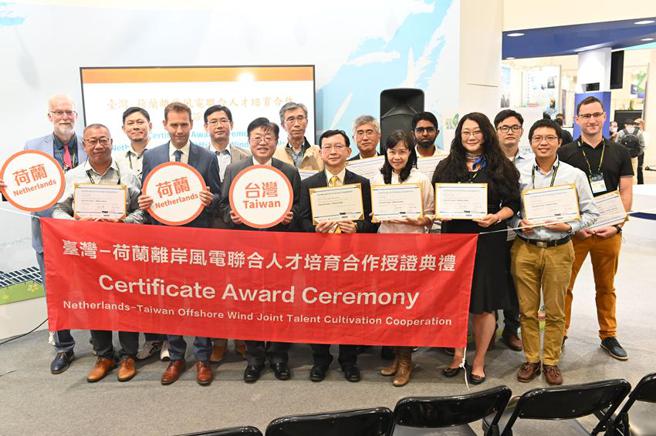 （与会佳宾与种子师资合照，授证典礼圆满成功。图／金属中心提供）