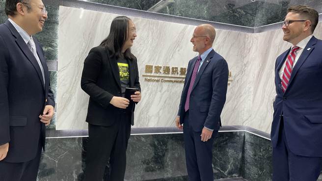 美國聯邦通訊委員會（FCC）委員卡爾（Brendan Carr）近日訪台，今（3）日偕同美國在台協會（AIT）代表，拜會數位部長唐鳳。(數位部提供)