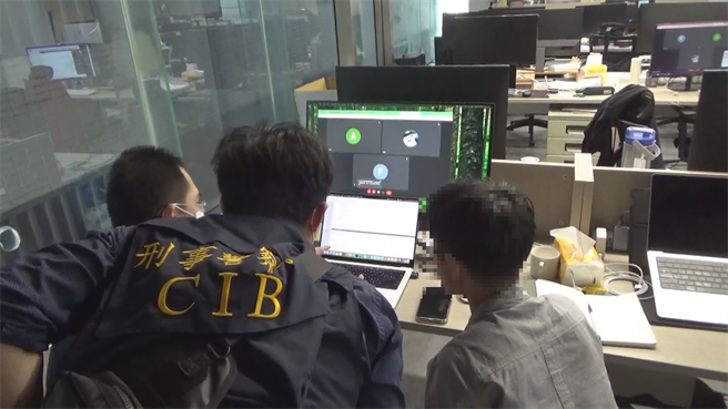 警方前往張嫌現任公司搜索，查扣相關電磁紀錄。(翻攝照片／林郁平台北傳真）