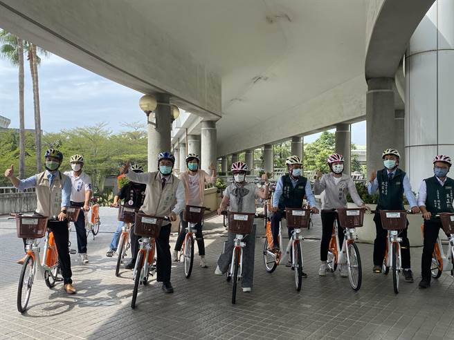 台南市長黃偉哲(前排左二)今天宣布明年全市T-Bike將全面更換為YouBike。(曹婷婷攝)