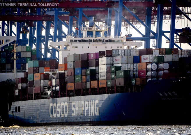中国远洋运输公司（China Cosco Shipping）去年提议收购物流公司HHLA在德国最大港汉堡港内3个货柜码头中其一座的35%股权，但德国联合政府对是否放行这项交易一直意见分歧。(图/美联社)