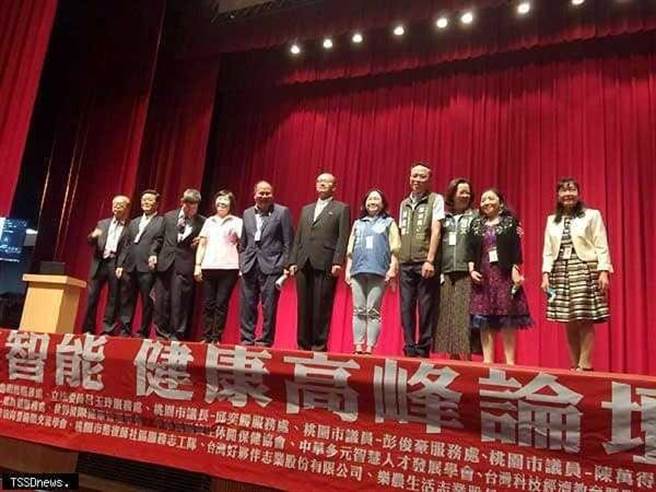 国民党桃园市议员舒翠玲爆料，桃园市长郑文灿2周前曾邀经济党主席张采明出席活动并致词，当天民进党桃园市长候选人郑运鹏团队人员也上台合照。（舒翠玲提供／蔡明亘桃园传真）