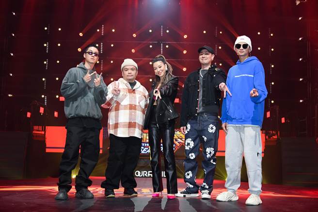 金陽（右）透露已與女友交往2年，陳星翰（右2起）、蔡詩芸、蔡詩芸、迪拉胖、陳信維。（三立提供）