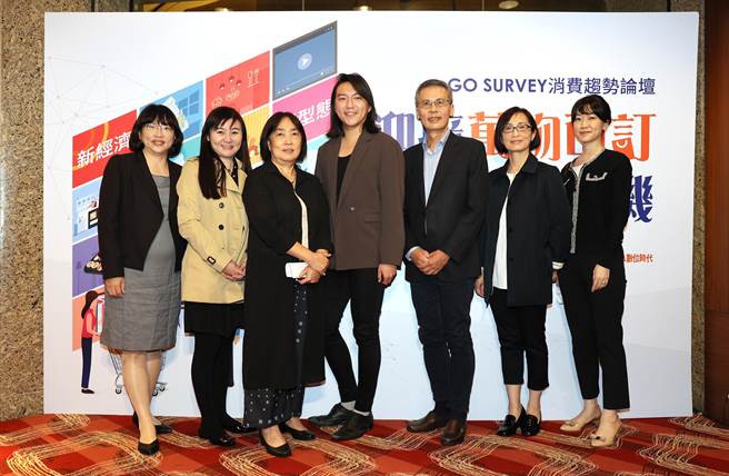 左三为HAPPY GO鼎鼎联合行销公司总经理梁锦琳、右三为HAPPY GO鼎鼎联合行销公司执行副总经理李明城、左二为财团法人商务发展研究院人工智慧服务综合研究所所长范慧宜、左四为foodpanda Taiwan行销协理彭冠玮。(HAPPY GO提供)