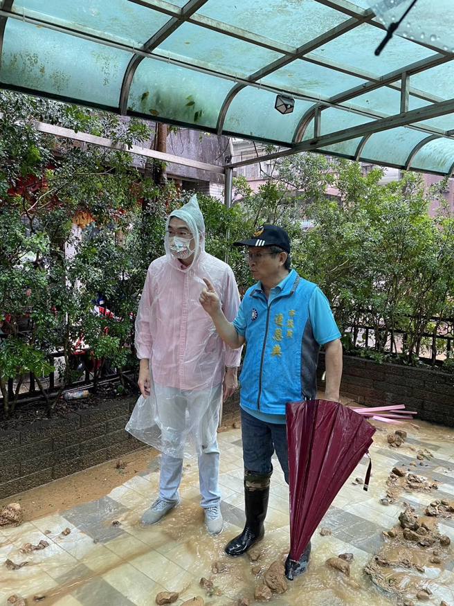 国一汐止路段坍方严重影响基隆交通，国民党基隆市长候选人谢国梁（左）在脸书公布替代交通资讯，呼吁市民注意安全。（图 / 取自谢国梁脸书）