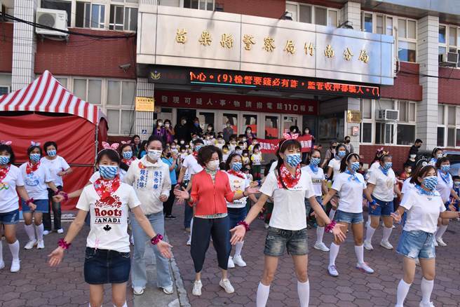 苗栗縣長夫人蔡麗卿3日參加苗栗縣蘭馨協會舉辦的反家暴遊行，與社區廣場舞團一同大跳廣場舞。（謝明俊攝）