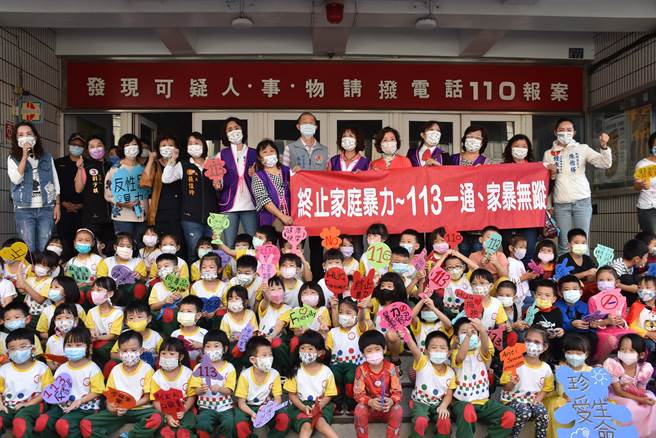 苗栗縣長夫人蔡麗卿與多位女性縣議員3日參加苗栗縣蘭馨協會舉辦的反家暴遊行。（謝明俊攝）