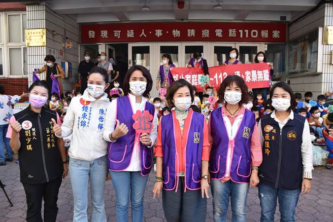 苗栗縣長夫人蔡麗卿與多位女性縣議員3日參加苗栗縣蘭馨協會舉辦的反家暴遊行。（謝明俊攝）