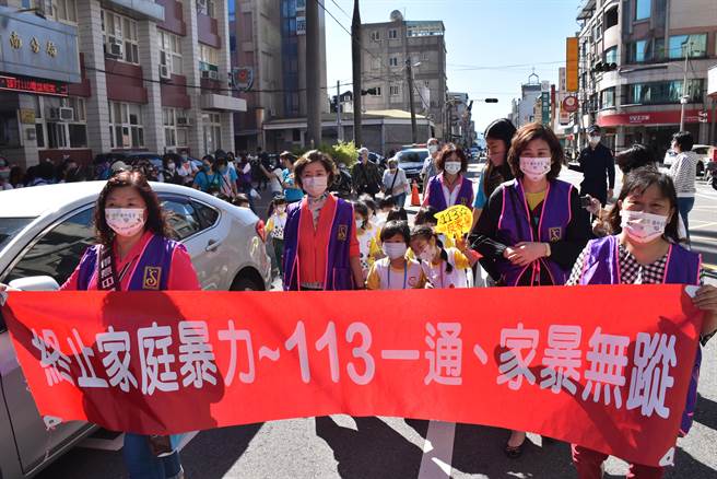 苗栗縣長夫人蔡麗卿3日陪同小朋友參加苗栗縣蘭馨協會舉辦的反家暴遊行。（謝明俊攝）