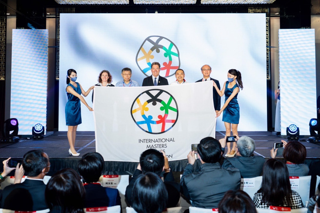 双北市长接下世壮运会旗。(照片/教育部提供)