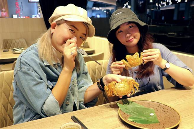 桀寿司日本料理祭出大闸蟹买一送一、买五送六，吸引老饕揪团吃秋蟹。（丽宝乐园渡假区提供）