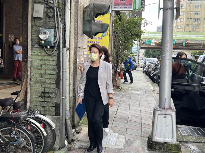 无党籍台北市长候选人黄珊珊今下午拜会赛珍珠基金会，会后受访。（陈薏云摄）