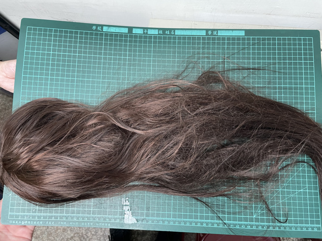 他「黃衫黑裙」戴長髮混入景美女中，學生通報逮捕「怪叔叔」畫面曝光。(葉庭欣/翻攝)