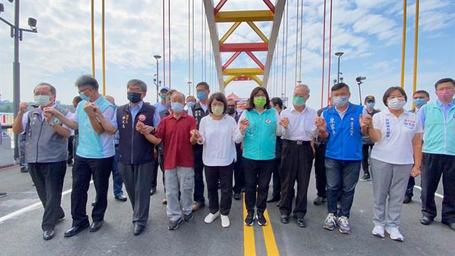 嘉義市長黃敏惠（右二）、立委王美惠（右）等人手拉手走新盧山橋，歡慶新橋通車。（廖素慧攝）
