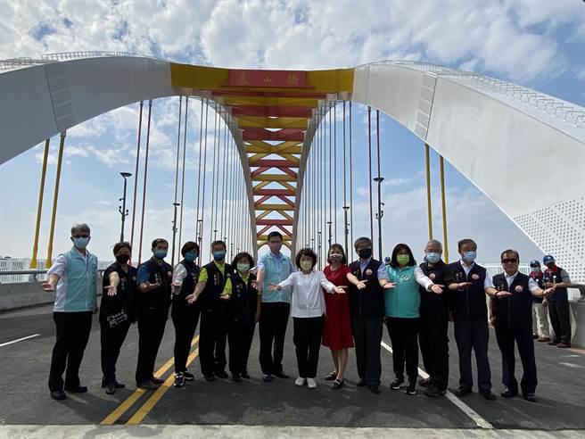 嘉義市長黃敏惠與嘉邑行善團喜迎新盧山橋通車。（廖素慧攝）