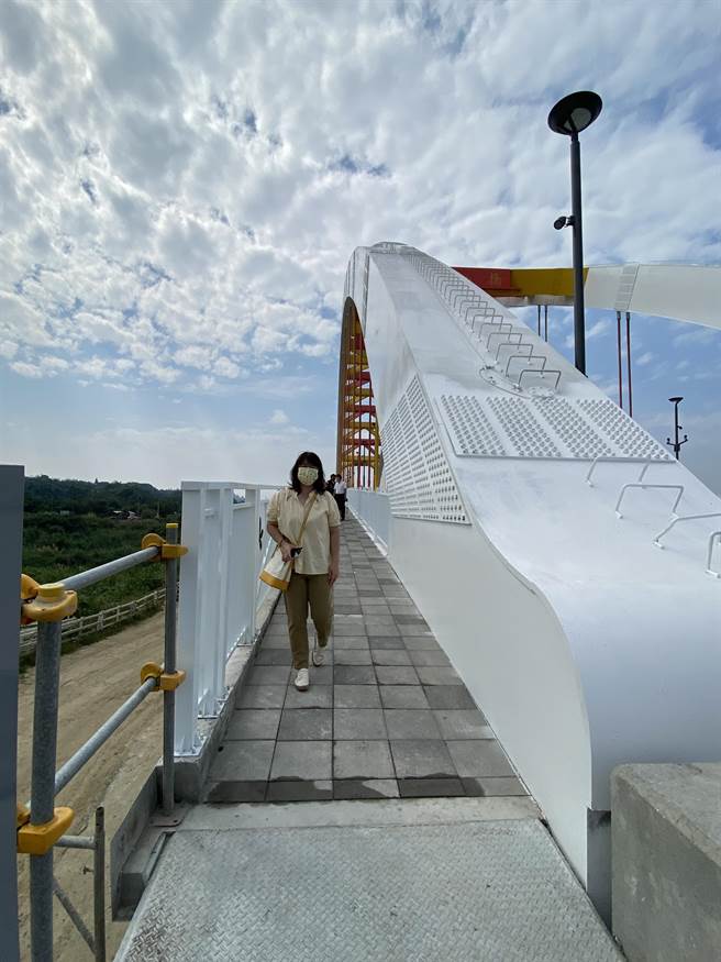 新盧山橋有人行步道。（廖素慧攝）