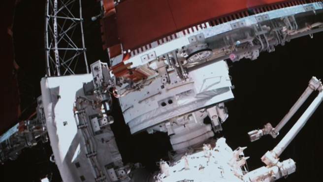 11月3日在北京航太飞行控制中心拍摄的太空站梦天实验舱顺利完成转位的画面 。（新华社）