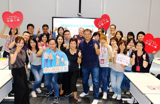 中寿打造听障客户沟通无碍的友善环境，提供手语翻译服务。（中寿提供）