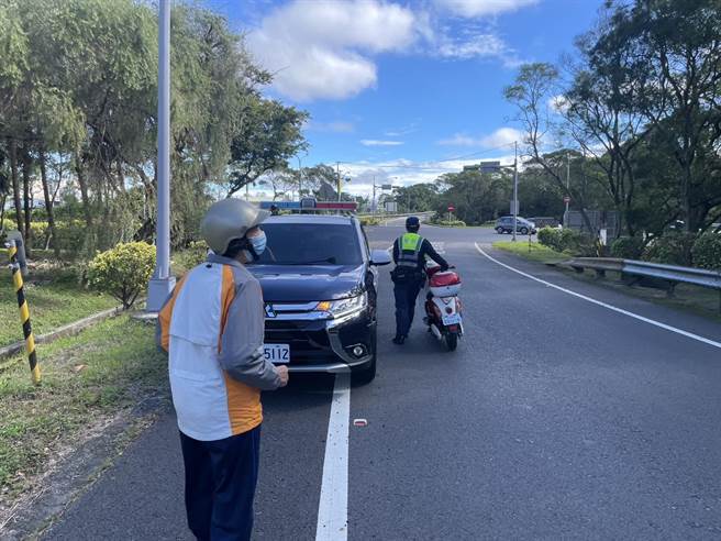 老妇骑车误上国道龙潭协查身分护送返家。(警方提供／吕筱蝉桃园传真)