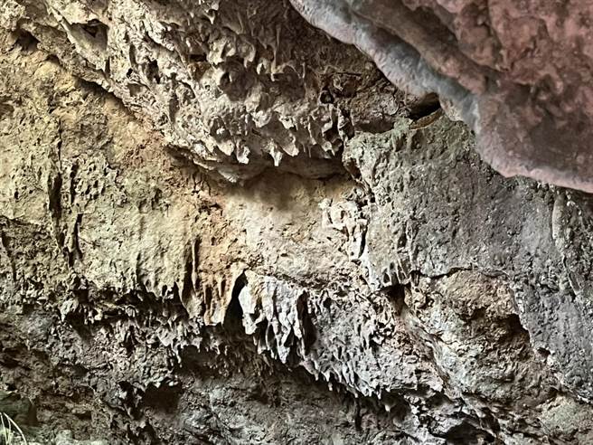 垦丁国家公园管理处3日指出，近日获报疑有不肖民眾盗採垦丁园区钟乳石，为此，已在部分洞穴入口设置禁止探洞及採钟乳石告示牌，同时加强查缉与巡逻。（垦管处提供／谢佳潾屏东传真）