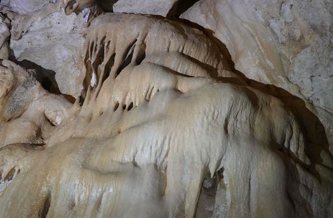 垦丁国家公园管理处3日指出，近日获报疑有不肖民眾盗採垦丁园区钟乳石，为此，已在部分洞穴入口设置禁止探洞及採钟乳石告示牌，同时加强查缉与巡逻。（垦管处提供／谢佳潾屏东传真）