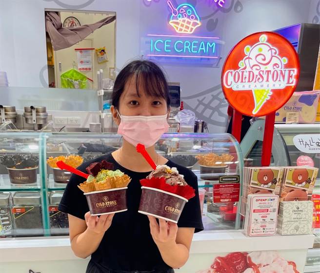 酷聖石「耶誕金濃巧」（右）散發濃郁巧克力香氣，搭棉花糖及金色雪花片點綴更顯耶誕氣息。（朱世凱攝）