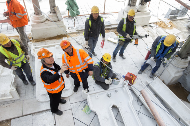 豪门国际开发公司研发GMRC专利帷幕工法，循环再生新材料、新工艺，新技术，将GMRC循环再生特殊永续材料，大板帷幕施工安装简便，可以省略大量成本，减少传统的建筑工序。(照片/豪门国际开发公司提供)