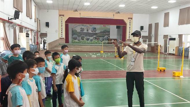 明新科技大学来自乌干达的国际学生欧格物，在学校推荐下前往邻近小学担任社团英语教师。（明新科大提供／邱立雅竹县传真）