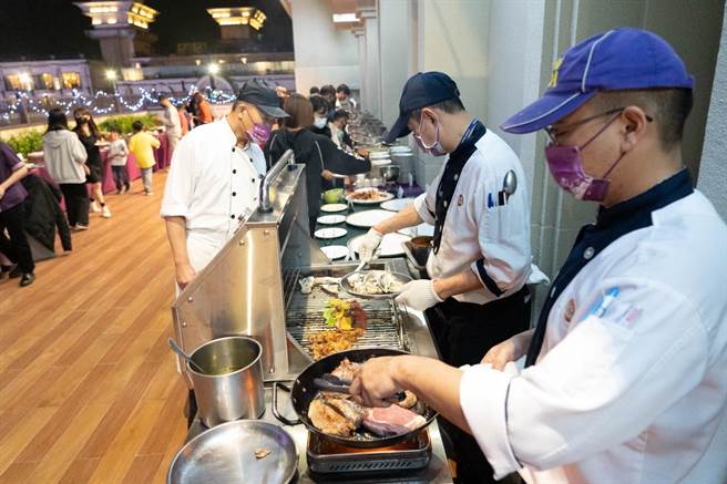 義大天悅飯店9樓空中花園星光BBQ，坐擁絕佳焰火視角吃美食，喜迎2023年。(義大世界提供)