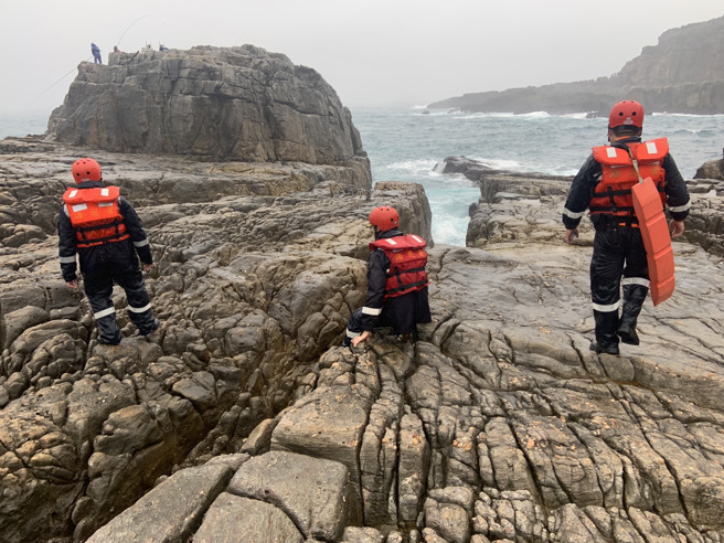 搜救画面曝光！新北贡寮2钓客疑落海失联，消防海巡扩大搜索中。(海巡署提供)

