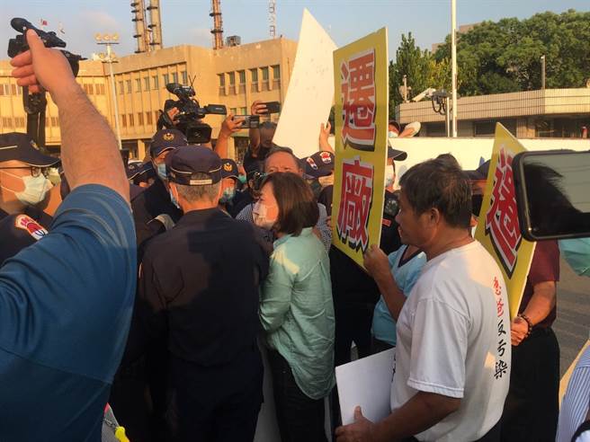 高雄市议员陈丽娜进中油大林厂遭到警方、保全拦阻。（崔正纲摄）