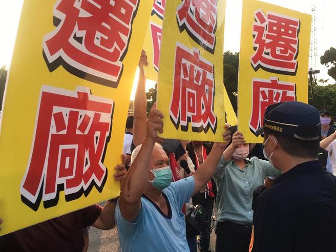 高雄市议员陈丽娜遭阻后举牌抗议中油、副市长林钦荣。（崔正纲摄）