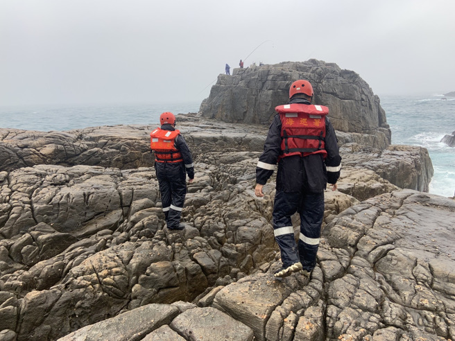 搜救画面曝光！新北贡寮2钓客疑落海失联，消防海巡扩大搜索中。(海巡署提供)
