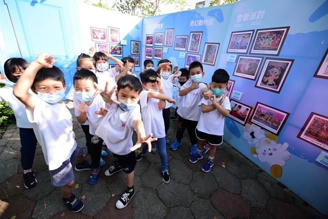 葫芦墩文化中心邀民眾穿梭联想画30年，小朋友开心穿越时光任意门。（陈淑娥摄）