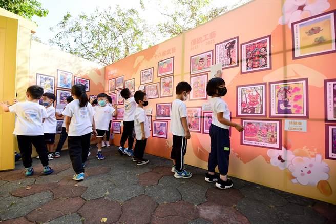 葫芦墩文化中心打造「穿梭30：时光任意门」，小朋友透过观察作品找出对应比赛图形。（陈淑娥摄）